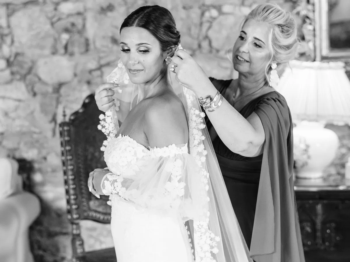 Noiva em preparação no dia do seu casamento. Mãe da noiva a colocar véu na noiva 0200 20230922 wed day j||d
