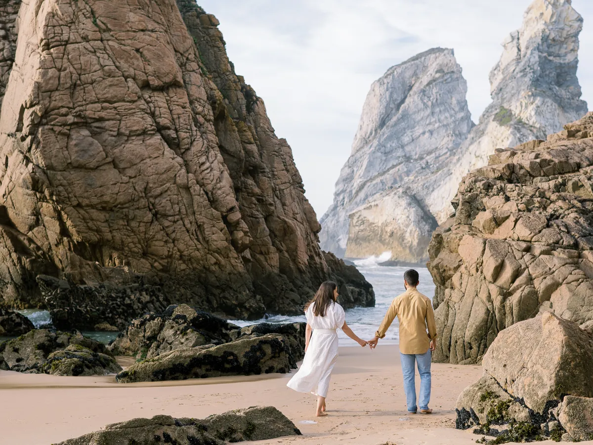 Casal em sessão fotografica de noivado na praia com rochas | Boris the Cat - 076 20230826 pre wed d||f