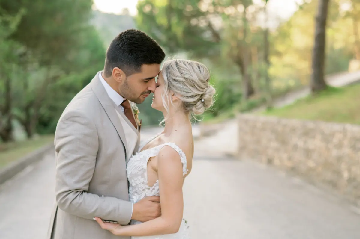 Couple at Quinta do Roseiral on their wedding day