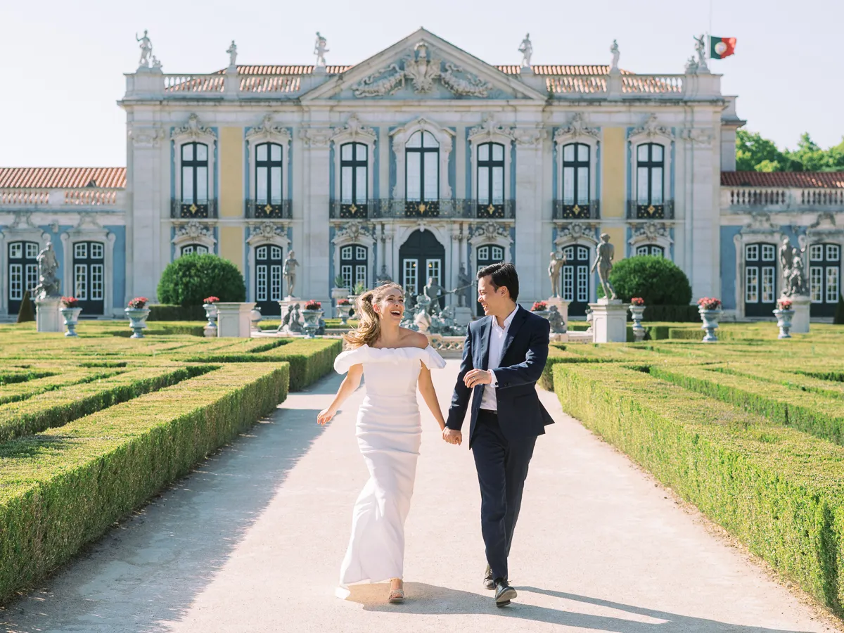 Casal em momento feliz na sessão fotográfica pré casamento no Palácio Nacional de Queluz