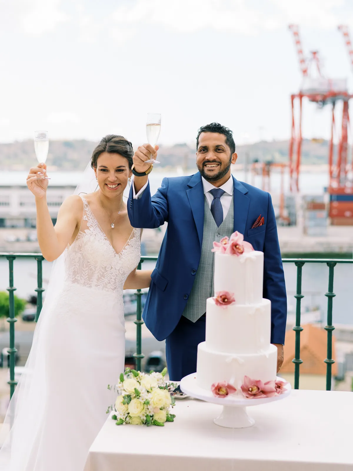 Bride and groom cutting their wedding cake on the terrace of the Palace Rocha Conde d'Óbidos - 434 20230506 c+k csmt
