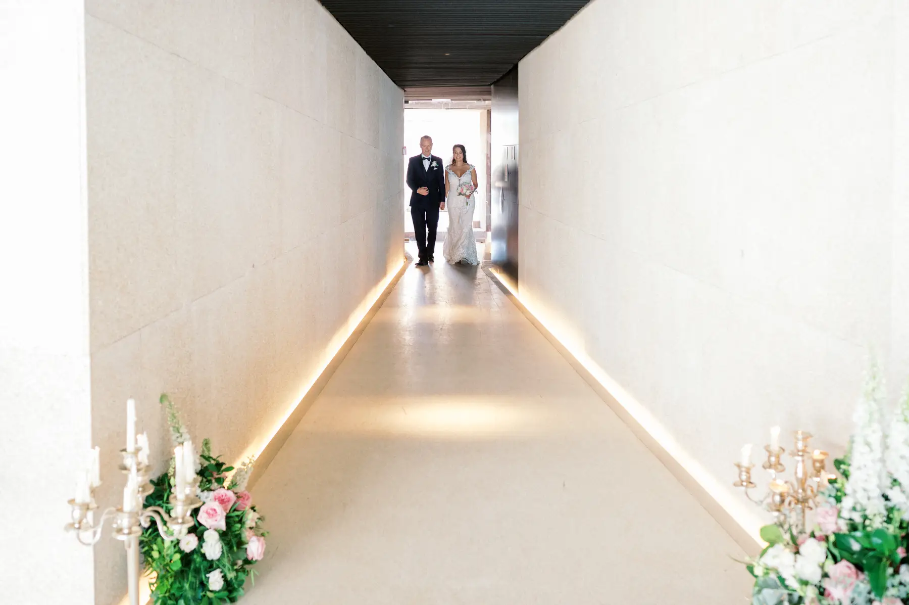 Couple entering by a corridor at the wedding venue in Cascais