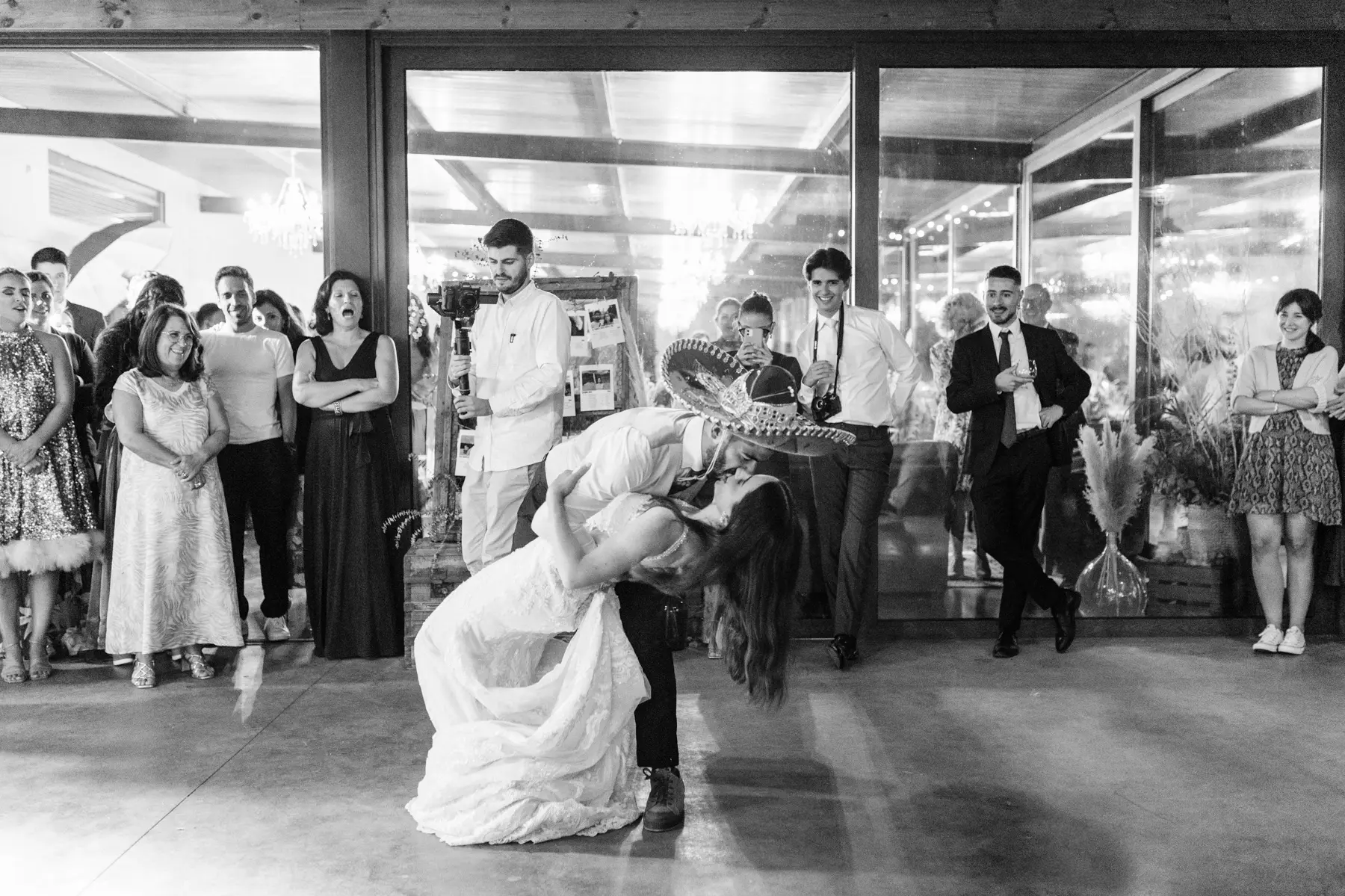 Casal de noivos a dançar no seu casamento na herdade moinho novo canha boris the cat fotografos