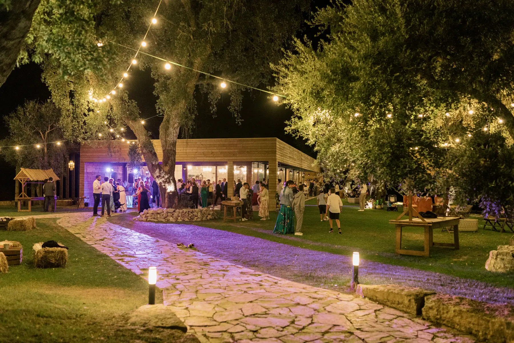 Vista nocturna com iluminação de arraial em casamento na herdade moinho novo, canha