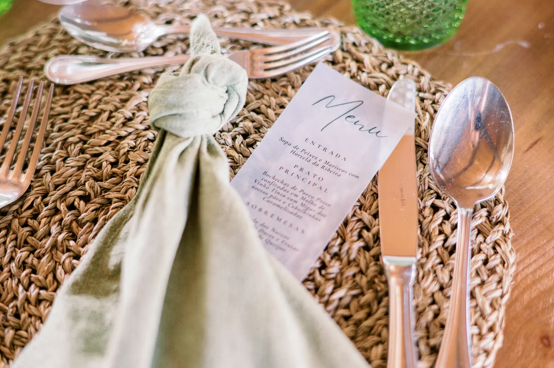 detalhe de decoração de mesa em casamento na herdade do moinho novo em canha. Fotografia por boris the cat fotografos de casamentos