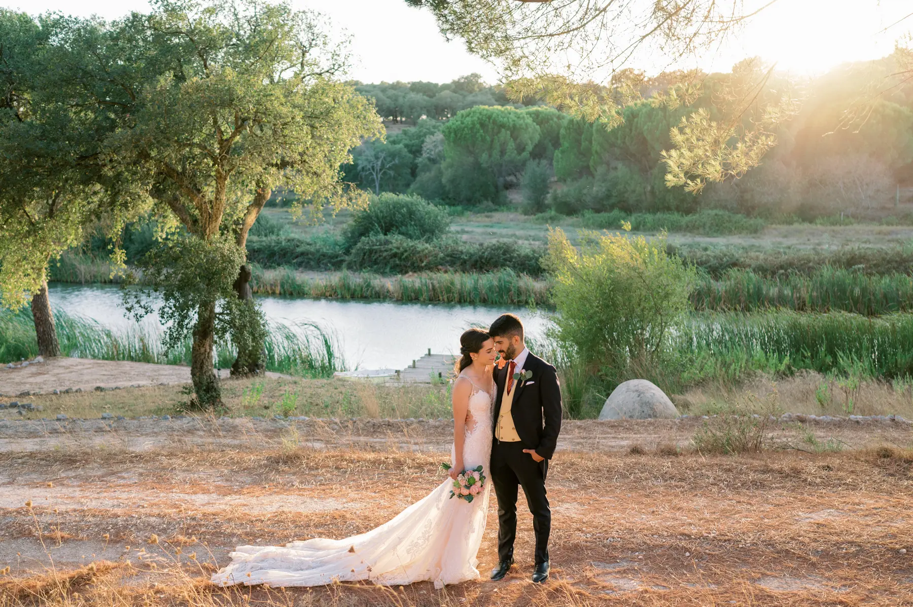 Vista de para o rio na herdade moinho novo com casal de noivos no dia de casamento num cenário romantico por boris the cat fotografos