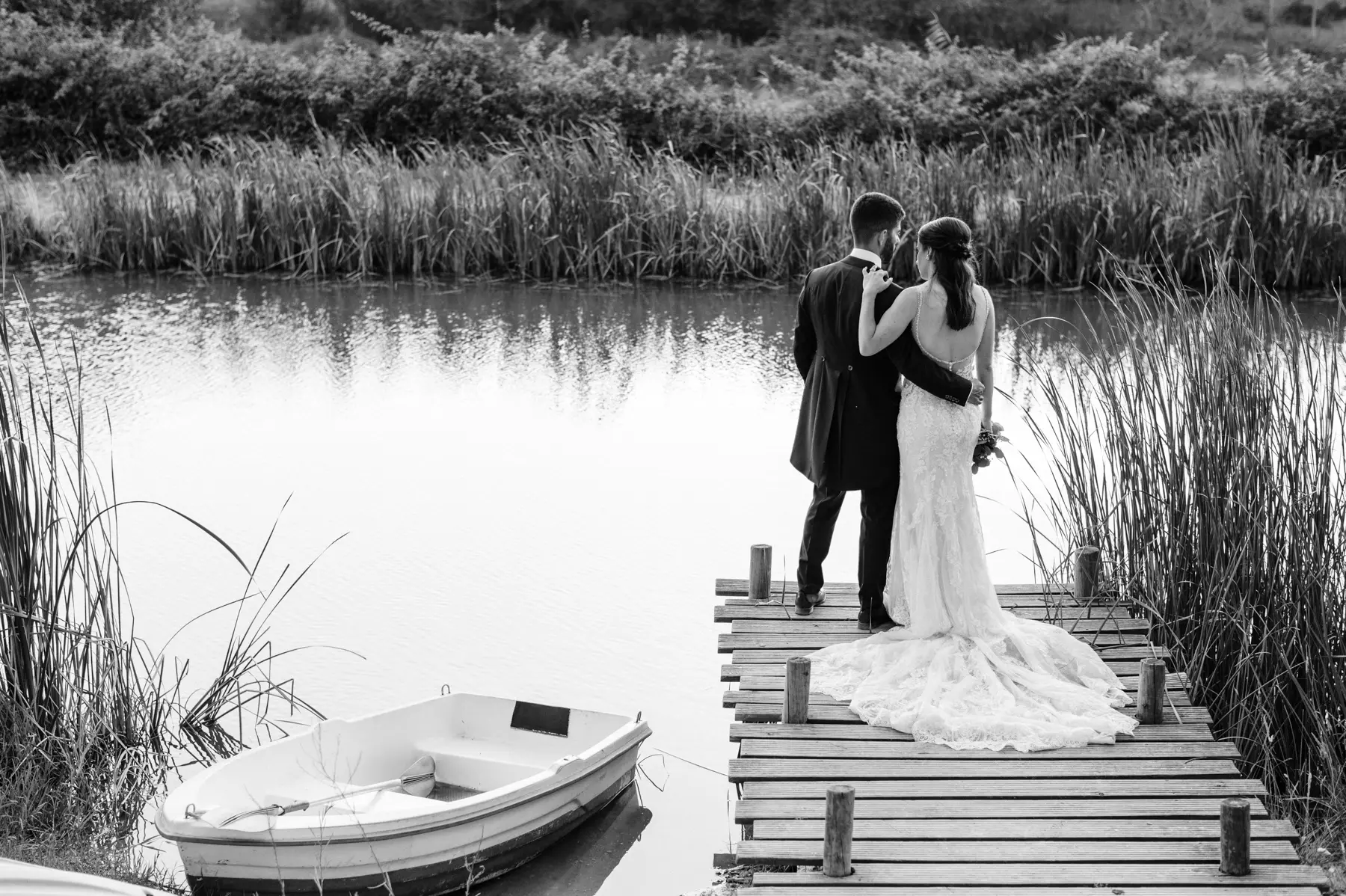 Casal em momento romantico no seu casamentos no cais palafitico do rio da herdade do moinho novo, canha, captado boris the cat fotografos