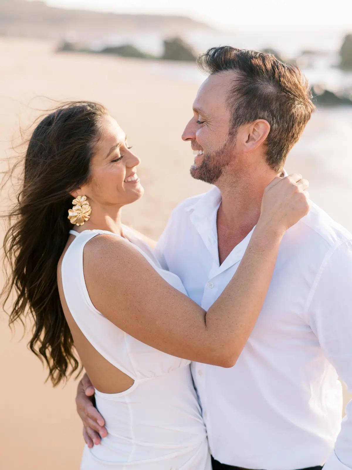 casal em sessão fotgráfica pré casamento na praia | Boris the Cat - 0034 20231006 i+a prewed