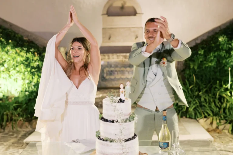 Noiva e noivo a rir espontaneamente num momento sem poses em Lisboa, captados por um fotógrafo para noivos tímidos da Boris the Cat.