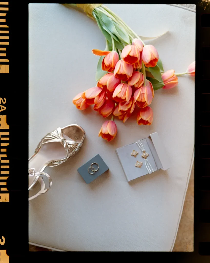 Fotografia analógica de casamento em película 35mm, grão natural e cores quentes Boris the Cat