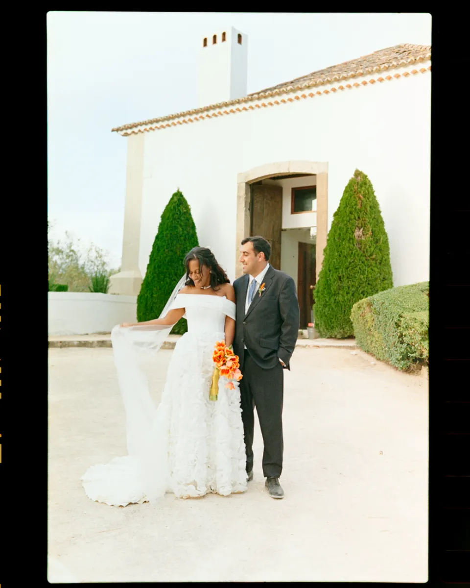 Retrato de noivos no dia do seu casamento em película analógica 35mm em Lisboa