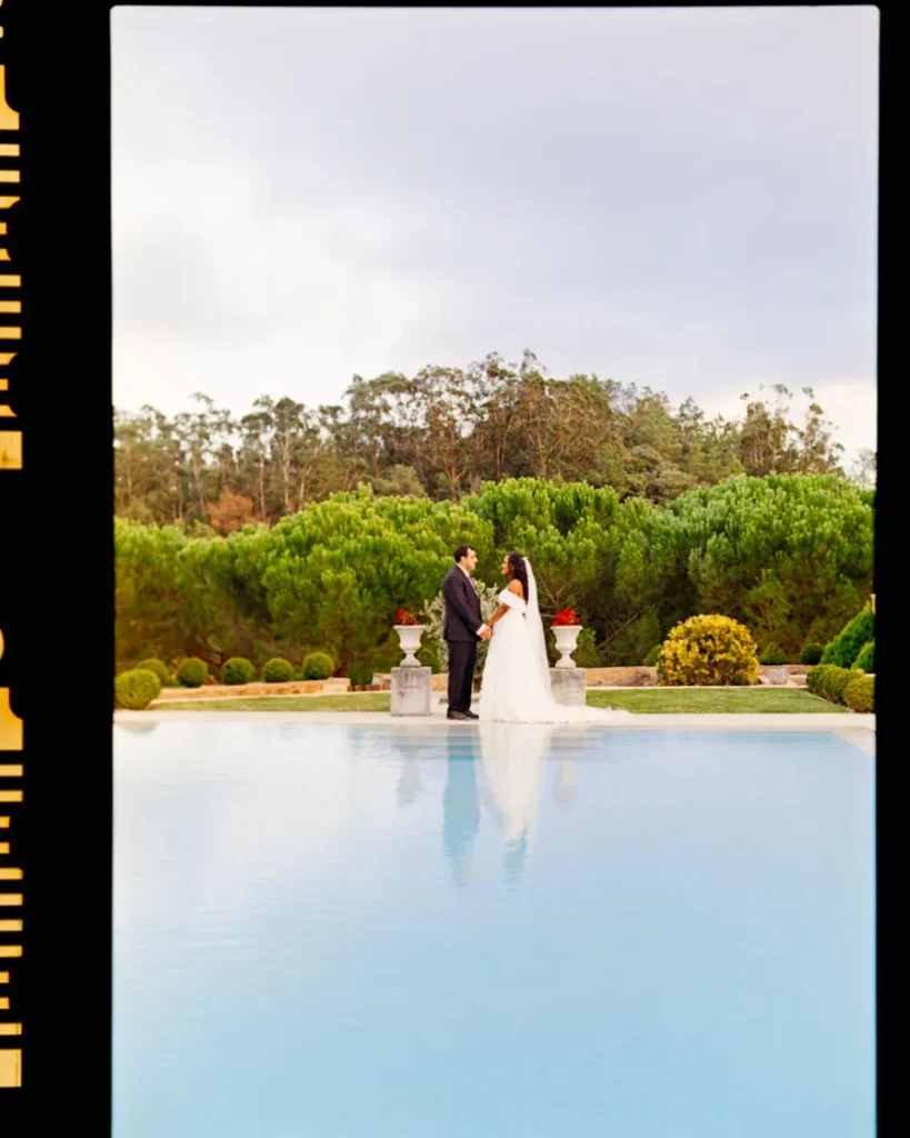 Noivos fotografados em pelicula analógica de 35mm junto a piscina em Alenquer, na Quinta do Valle do Riacho