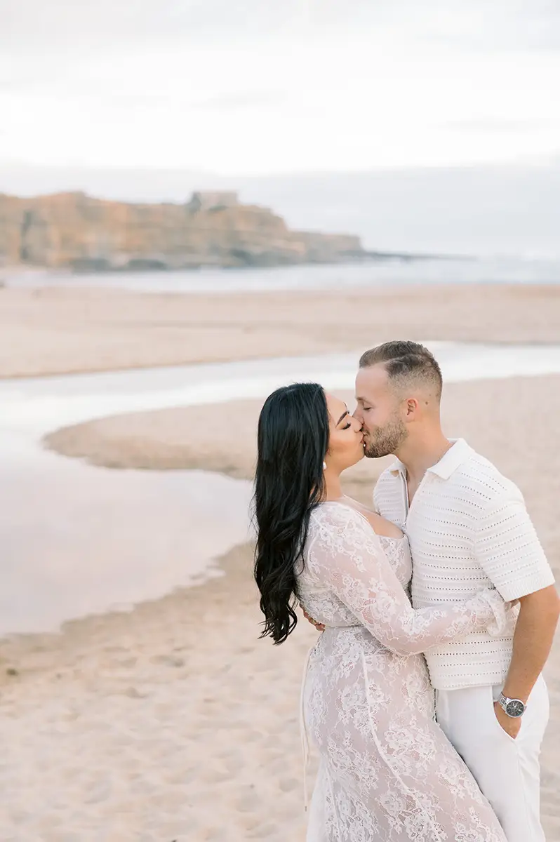 casal de noivos na sua sessão pré casamento na praia da Ericeira em final de tarde