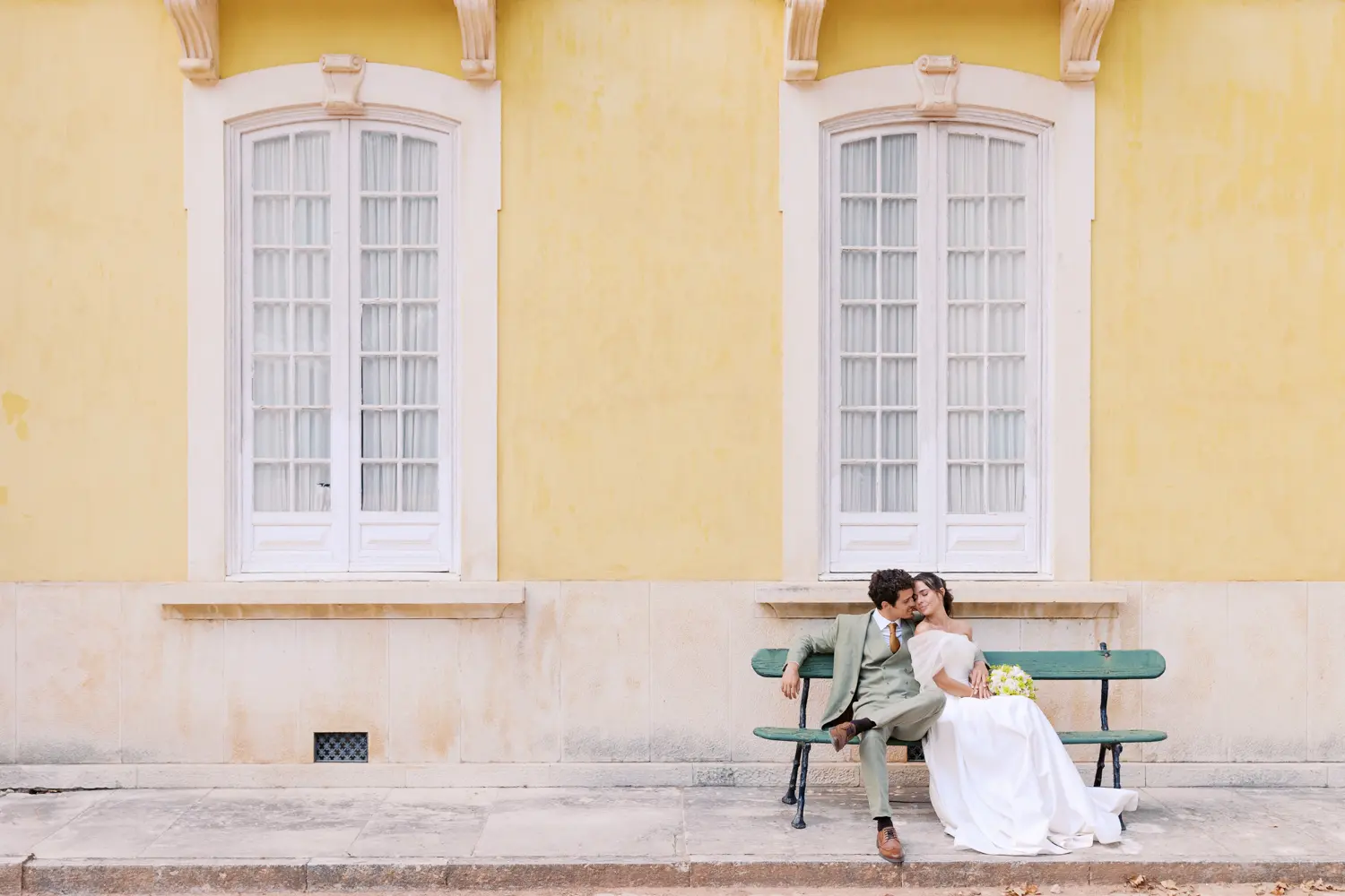 casal no dia dos seu casamento na Casa das Gaeiras em Óbidos, sentados em frente a janelas sumptuosas - Ju & Rodrigo