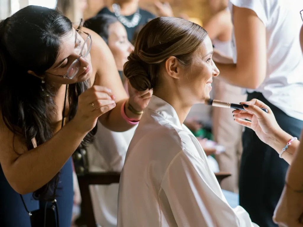 A noiva Joana a preparar-se no Salão dos Arcos da Quinta Valle do Riacho com luz natural, estilo fine art.