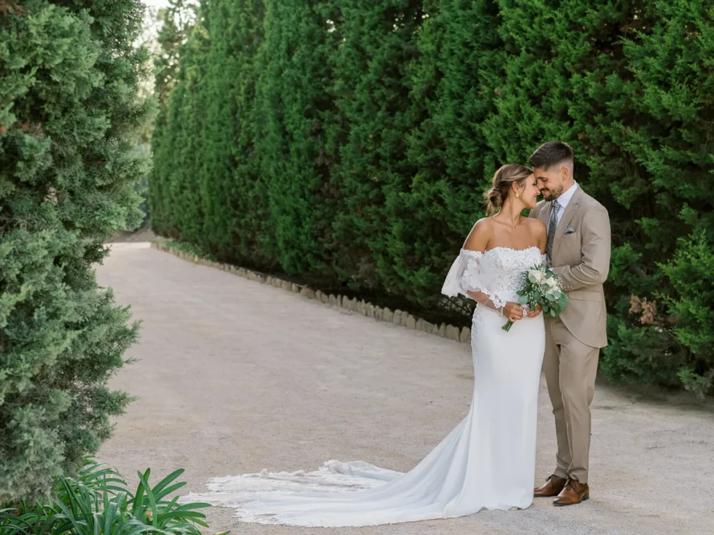 Retrato fine art muito romântico dos noivos Joana e Diogo a explorar os jardins da Quinta Valle do Riacho.