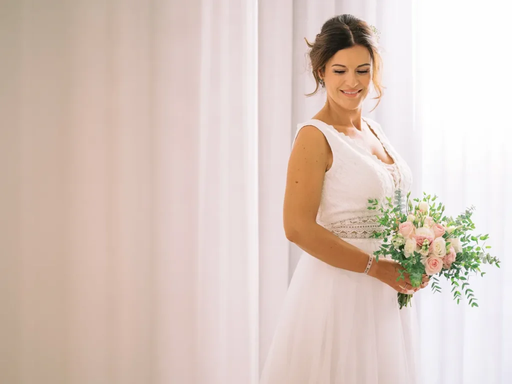 A noiva Mariana a sorrir com as amigas durante a sua preparação no Aroeira Lisbon Hotel, num momento de cumplicidade autêntica.
