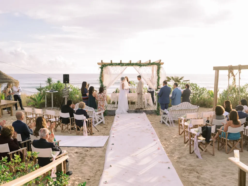 Momento emotivo da cerimónia de casamento simbólica da Mariana e do Alexandre no Pé Nú Beach Club, na Praia de São João em Almada.