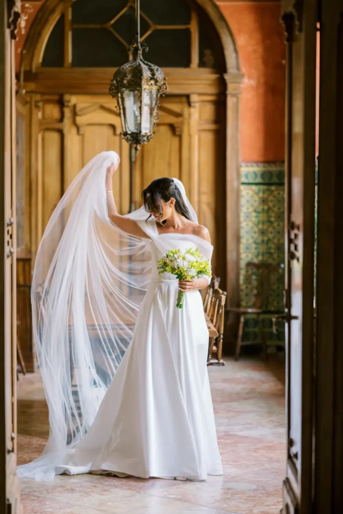 Retrato fine art de noiva brasileira num dos salões clássicos da Casa das Gaeiras do século XIX em Óbidos.