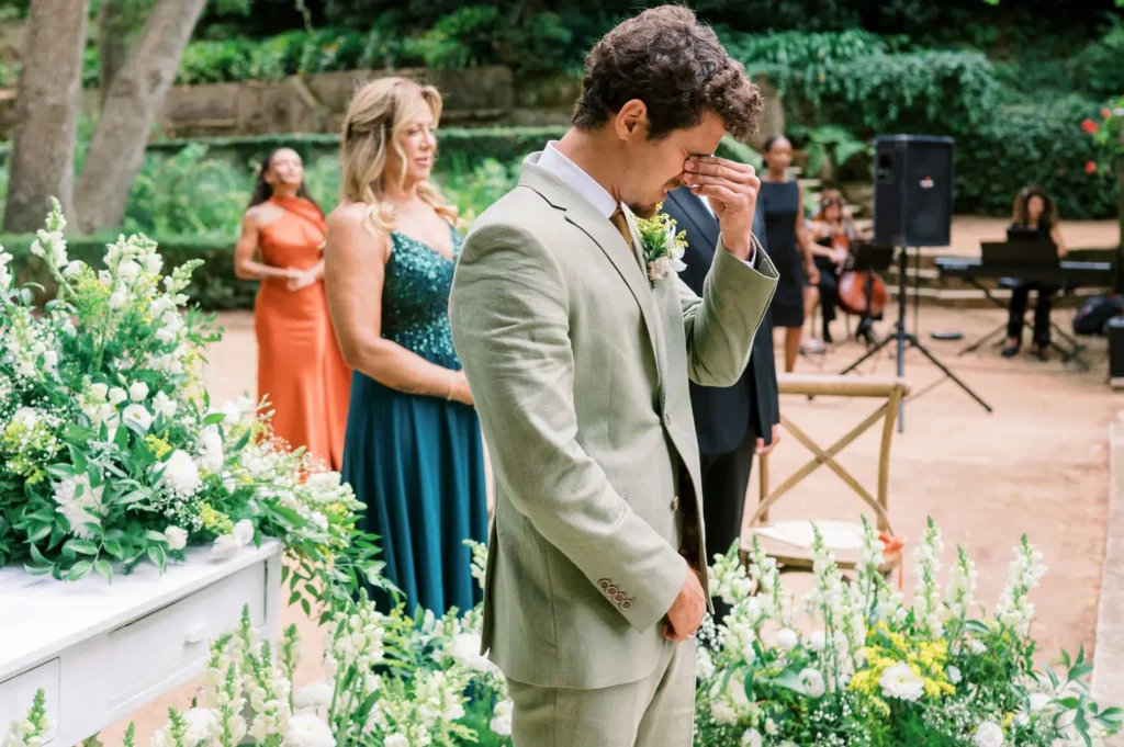 Noivo Rodrigo a chorar de emoção ao ver a noiva na cerimónia de destination wedding na Casa das Gaeiras, Óbidos.