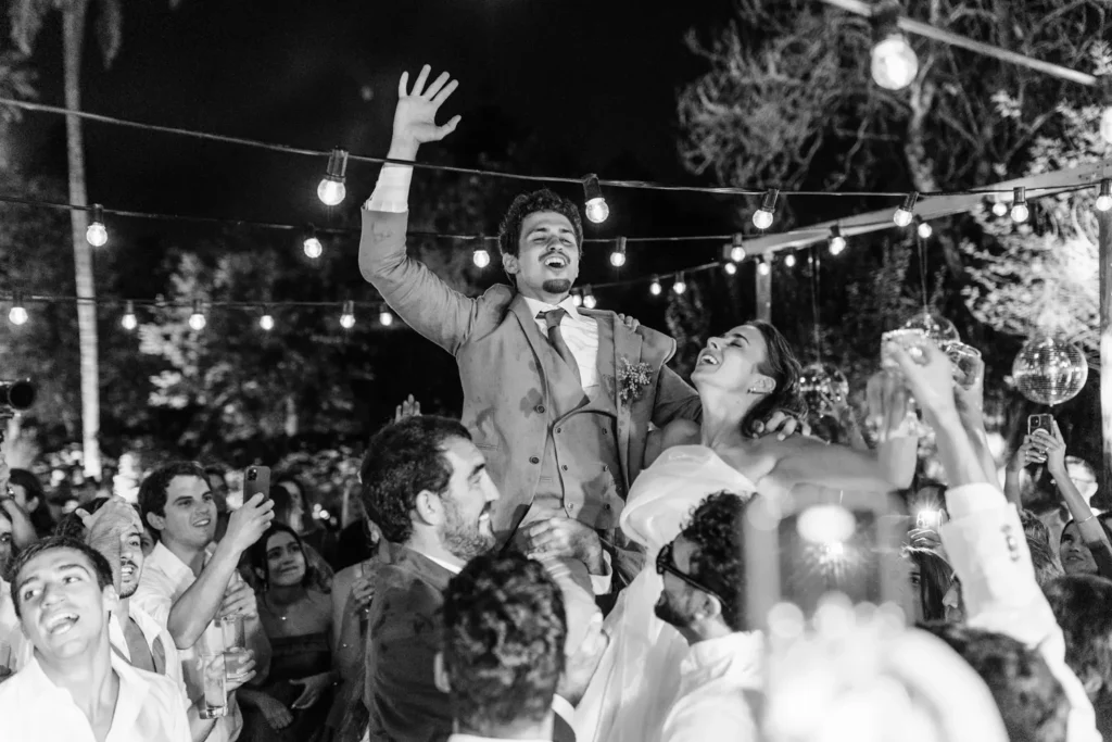 Pista de dança épica e cheia de convidados num destination wedding luso-brasileiro em Portugal.