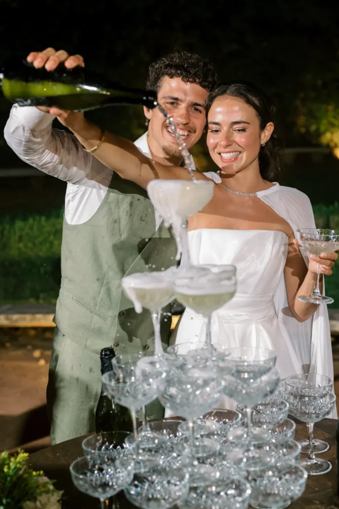Noivos a deitar champanhe numa torre de taças durante o corte do bolo de casamento, Casa das Gaeiras.