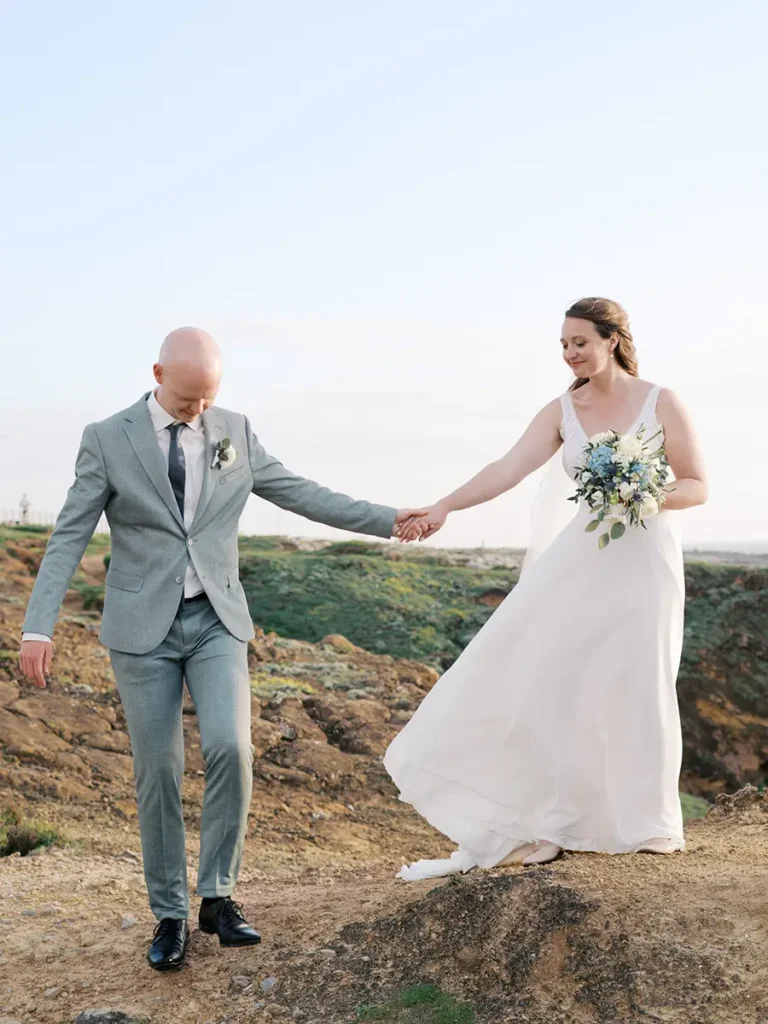 casal ao final de tarde em sessão fotográfica de casamento no seu destination wedding nas dunas perto do Arriba by the sea em cascais