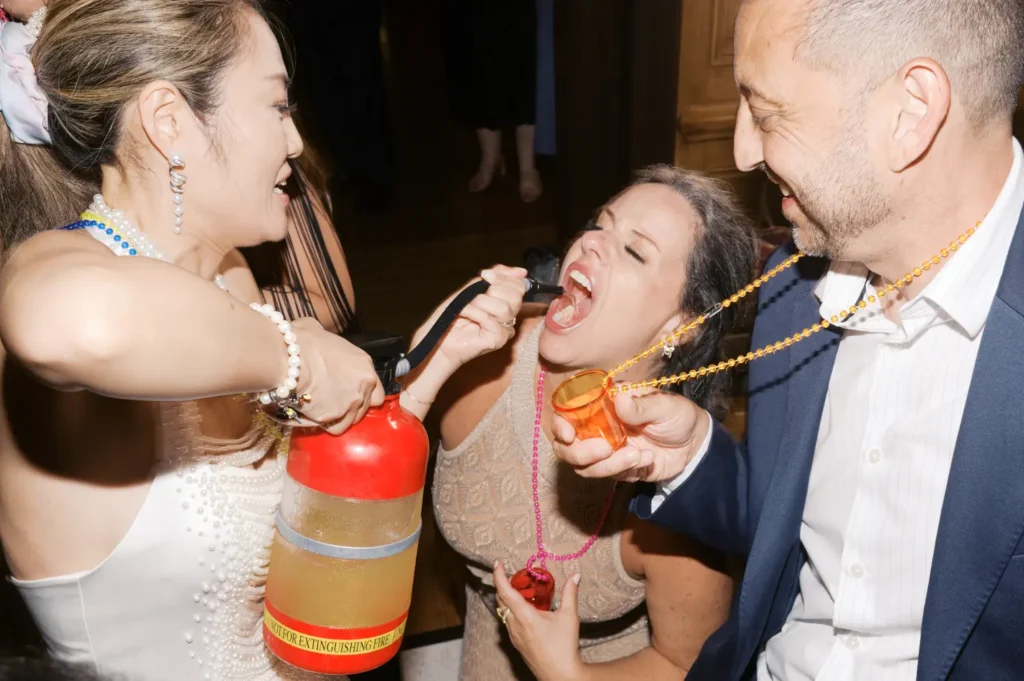 Noivos a dar de beber aos convidados com extintores na pista de dança, festa de casamento muito animada no Forte da Cruz.