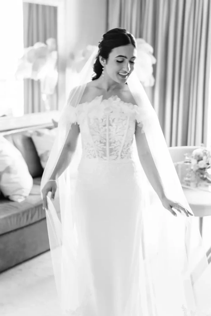 Noiva Nicole a rir com as amigas durante a preparação no Wine & Books Hotels em Lisboa, fotografia documental.