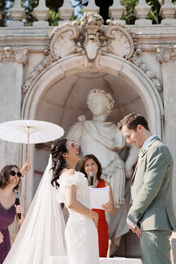Cerimónia de destination wedding internacional ao ar livre no Jardim Botânico Vandelli, Lisboa.