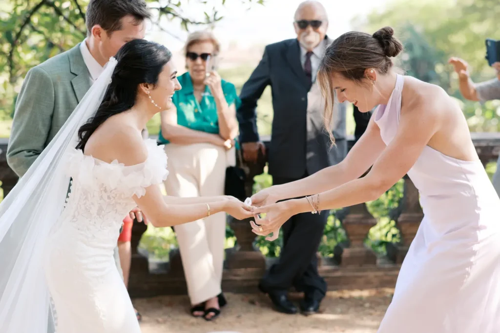 Tradição iraniana da dança da faca no corte do bolo de destination wedding no Jardim Botânico Vandelli em Lisboa.