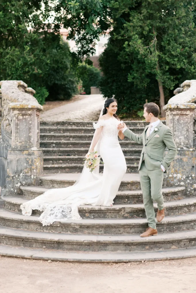 Sessão de casal fine art nos caminhos românticos do Jardim Botânico Vandelli em Lisboa com luz orgânica.