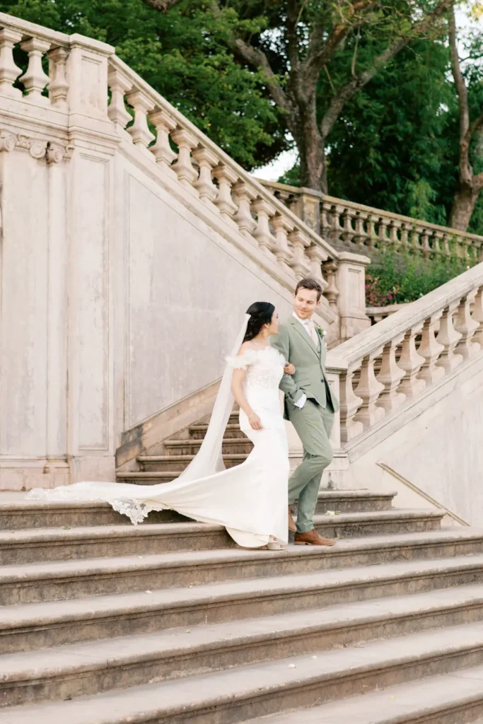 Sessão de casal fine art nos caminhos românticos do Jardim Botânico Vandelli em Lisboa com luz orgânica.