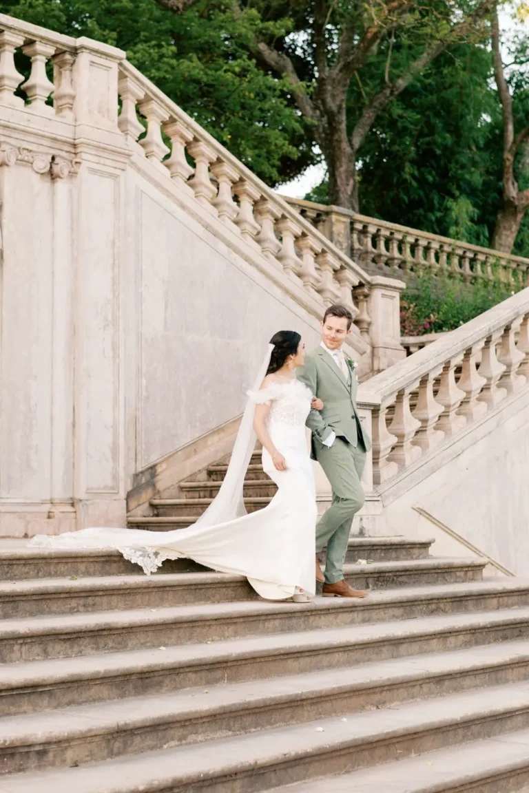 Sessão de casal fine art nos caminhos românticos do Jardim Botânico Vandelli em Lisboa com luz orgânica.