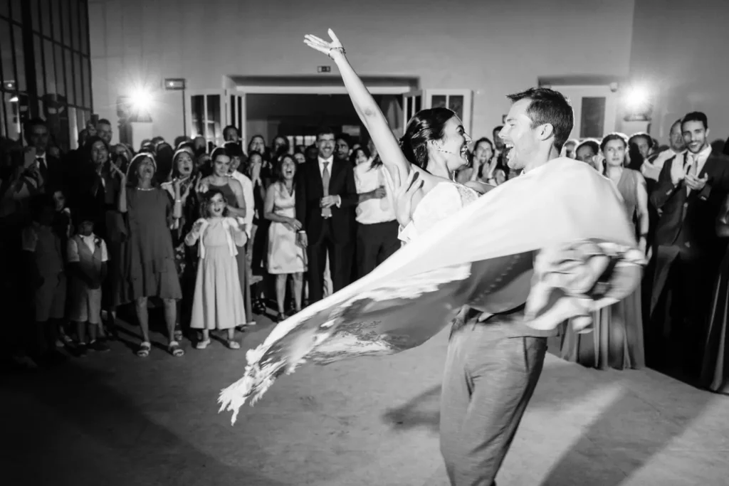 Noivos a abrir a pista de dança com coreografia numa estufa iluminada do Jardim Botânico Vandelli, Lisboa.