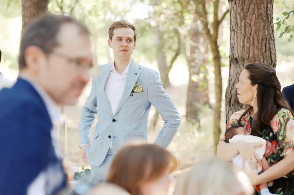 O noivo Ben emocionado e em lágrimas ao ver a Inês entrar na sua cerimónia de casamento ao ar livre no pinhal da Quinta dos Machados.
