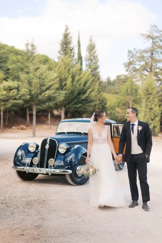 Sessão de fotos fine art com noivos junto a carro clássico vintage na Quinta Valle do Riacho, Alenquer.