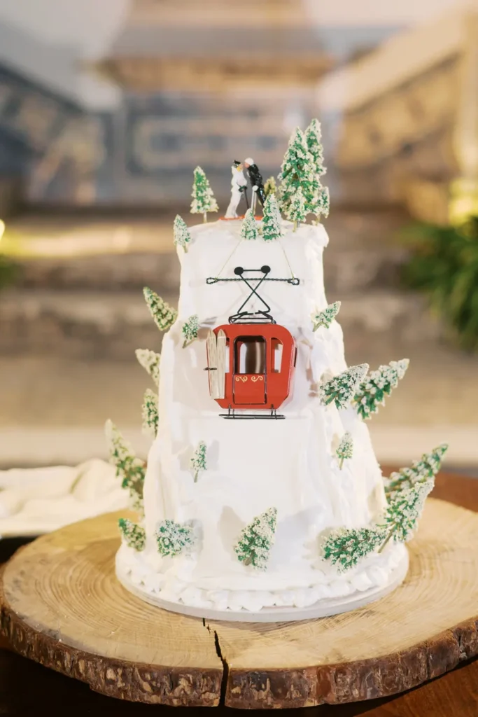 Bolo de casamento original em forma de montanha alpina com neve, inspirado em ski, Quinta Valle do Riacho.