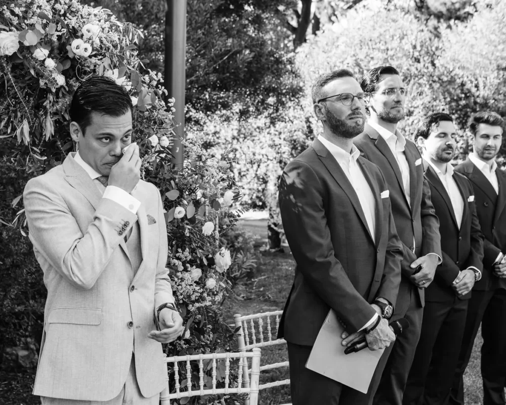 O noivo Alex emocionado e em lágrimas ao ver a Lenna na cerimónia de casamento no jardim da Lake House, Onyria Quinta da Marinha.