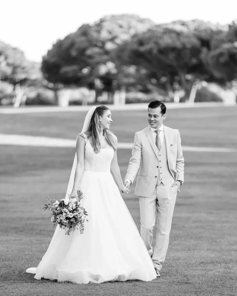 Sessão de casal fine art no relvado do campo de golfe do Onyria Quinta da Marinha Hotel em Cascais ao pôr do sol.