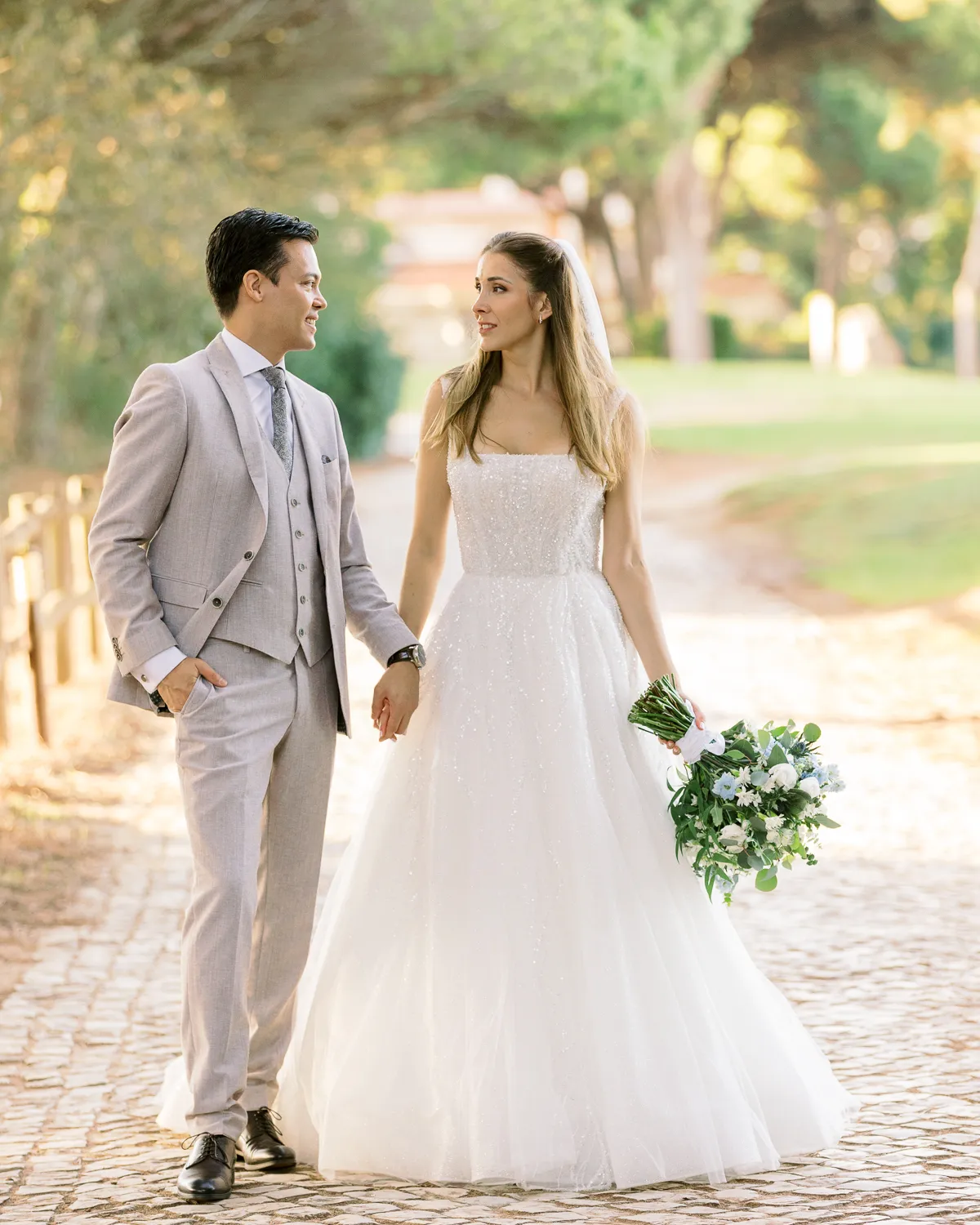 Sessão de casal fine art no relvado do campo de golfe do Onyria Quinta da Marinha Hotel em Cascais ao pôr do sol.