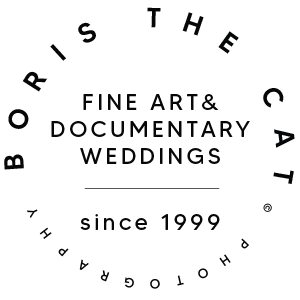 Selo circular oficial da Boris the Cat com a inscrição tipográfica Fine Art & Documentary Weddings since 1999.