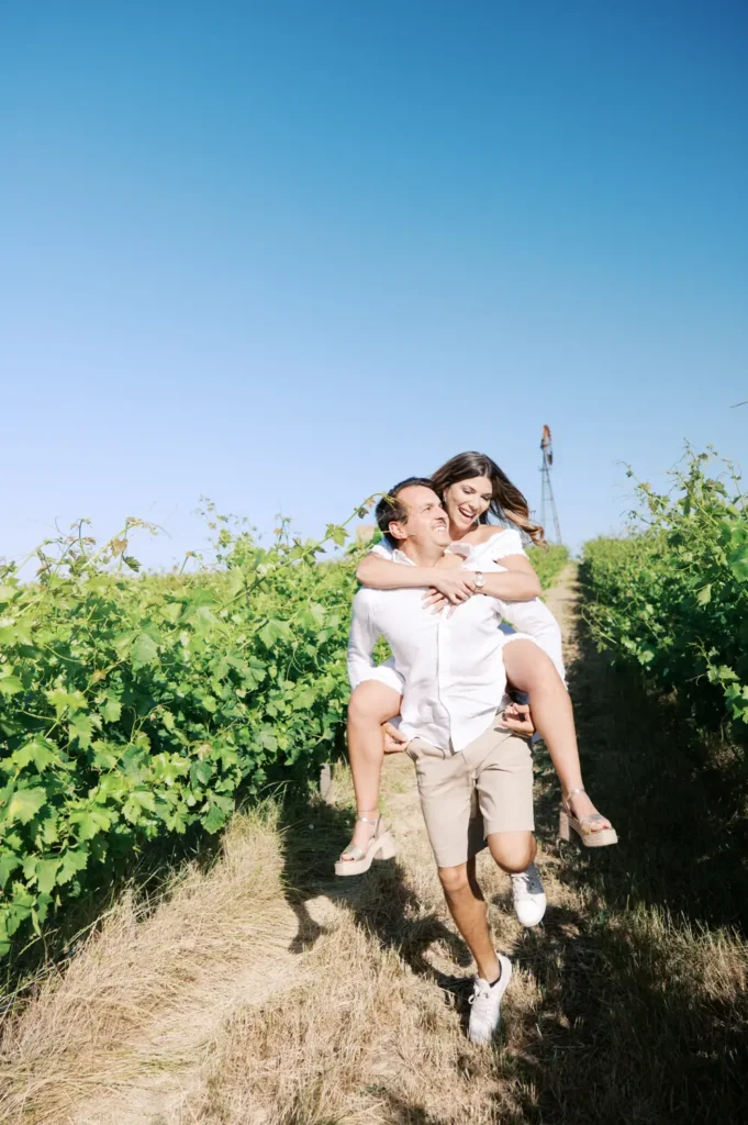 Sessão de noivado fine art a passear pelas vinhas em Alenquer, fotografia orgânica e descontraída.