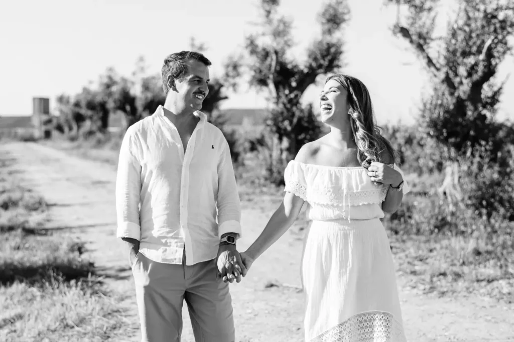 Sessão de noivado fine art a passear pelas vinhas em Alenquer, fotografia orgânica e descontraída.