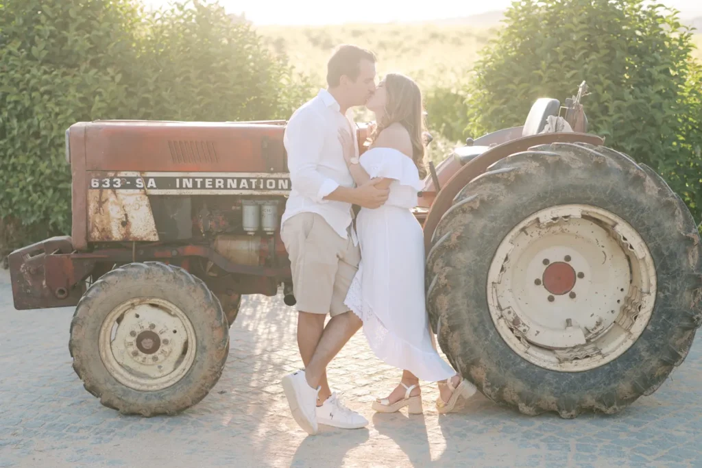 Retrato documental e rústico de casal de noivos num trator antigo na quinta da família em Alenquer.