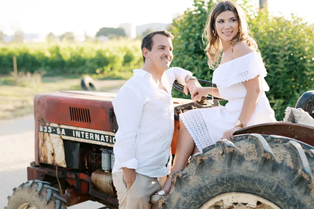Retrato documental e rústico de casal de noivos num trator antigo na quinta da família em Alenquer.
