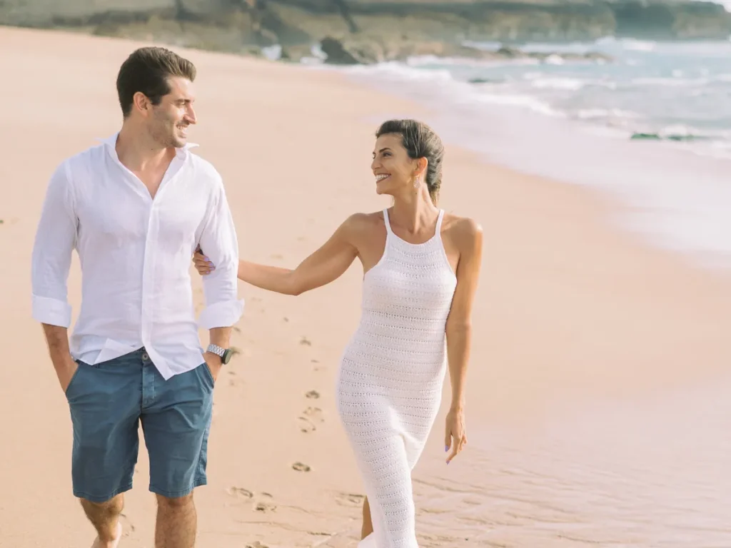 Fotografia fine art e orgânica de noivos na praia em Portugal.