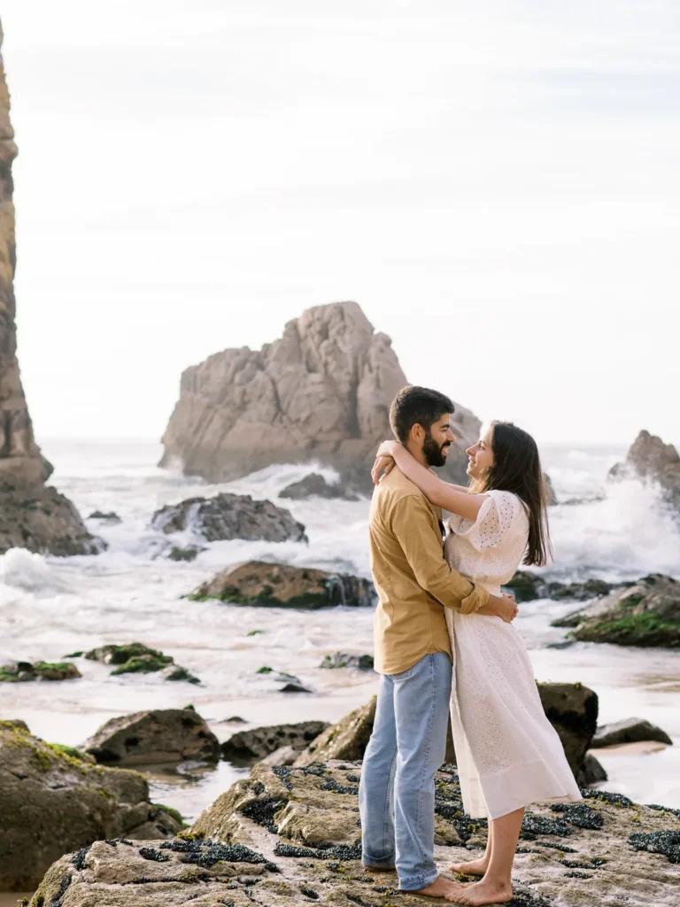 Retrato romântico e descontraído na praia deserta da Ursa, fotógrafo de casamentos em Cascais e Sintra.