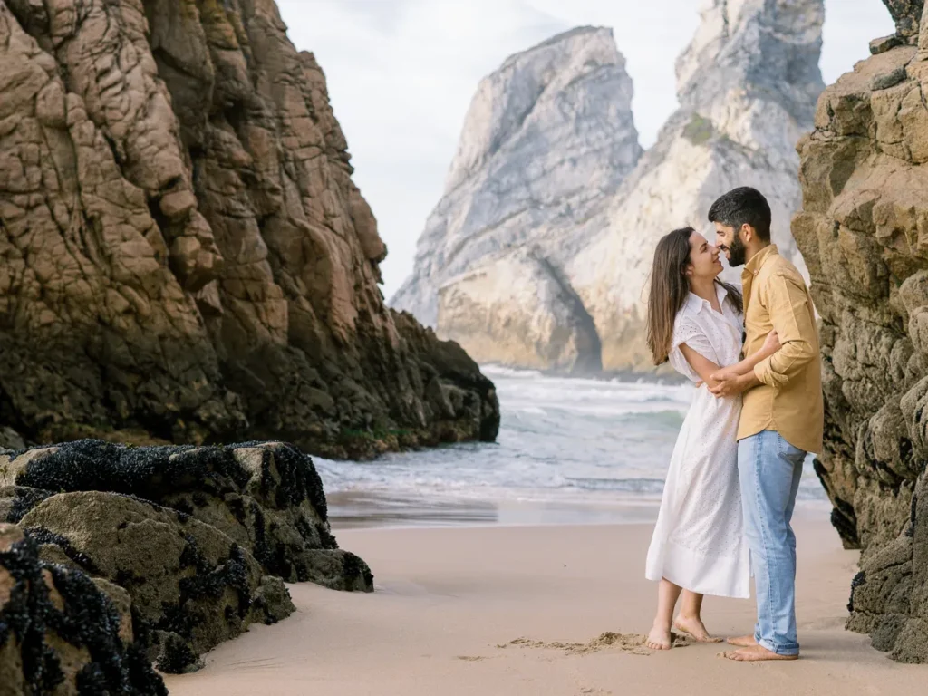Retrato romântico e descontraído na praia deserta da Ursa, fotógrafo de casamentos em Cascais e Sintra.
