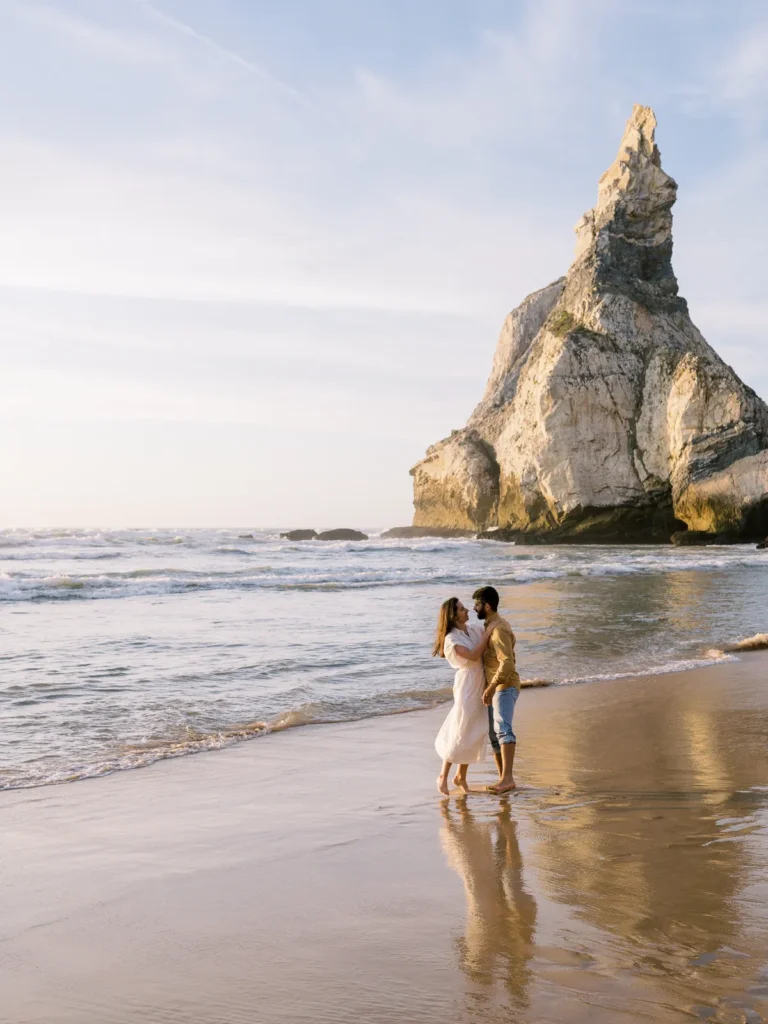 Sessão pre-wedding na Praia da Ursa, Cabo da Roca, com luz mágica e cinematográfica de pôr do sol.